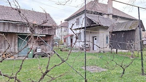vand apartament in casa si cu teren