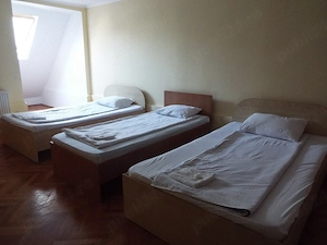 FOR RENT Casă spațioasă de închiriat în Oradea Iosia   8 camere, 5 băi, 12 locuri de dormit - imagine 5