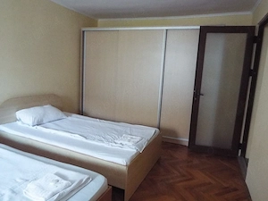 FOR RENT Casă spațioasă de închiriat în Oradea Iosia   8 camere, 5 băi, 12 locuri de dormit - imagine 6