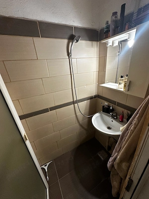 Închiriez apartament la casă  - imagine 11
