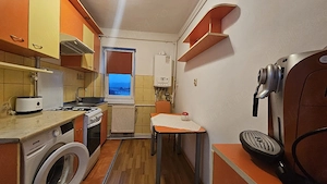 închiriez apartament cu doua camere mobilat și utilat zona Miorița etaj 6 - imagine 3