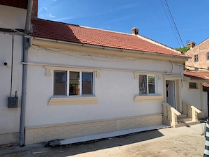 vand apartament la curte comuna ultracentral !