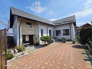 Casa de vanzare, 5 camere, 2 bai, 2 curti