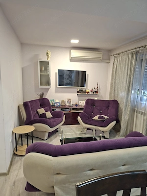Vând apartament luminos și frumos, situat pe bulevard, cu centrală, mobilat și utilat! 