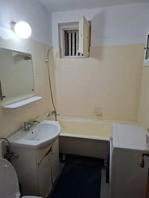 De vinzare apartament 2 camere Podgoria etaj 3    67000 euro neg.