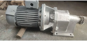 Motor cu reductor 0.55 kW, 75 RPM, Alimentare 220V   380V   Stare excelentă