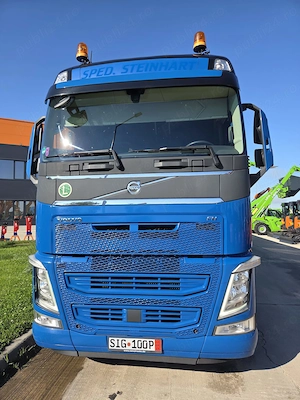 Volvo AUTOTRACTOR  6x2, 3 punti cu axa liftabila. 2018, 553.963km