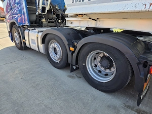 Volvo AUTOTRACTOR  6x2, 3 punti cu axa liftabila. 2018, 553.963km - imagine 10