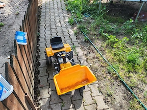 Mașinuța cu pedale 