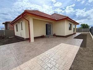 Casa noua cu 3 camere,2 bai si curte privata imprejmuita. - imagine 9