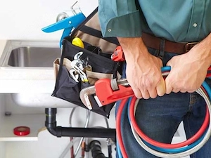 Instalator .pentru F pentru probleme.cu scurgeri