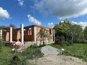 Teren 550 mp cu constructie la rosu 