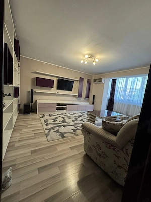Vând Apartament cu 3 camere, decomandat, etaj intermediar, 68 mp + acces la 100 mp spațiu depozitare