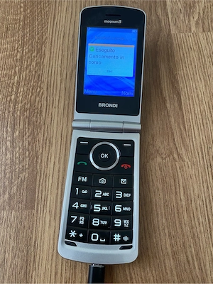 Telefon dual sim defect nu incarca bateria vine fara încărcător.