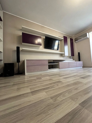 Vând Apartament cu 3 camere, decomandat, etaj intermediar, 68 mp + acces la 100 mp spațiu depozitare - imagine 2