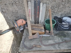 Vând topor 2,5 kg la 150 de lei 