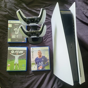 PS5 cu 2 manete si 3 jocuri 