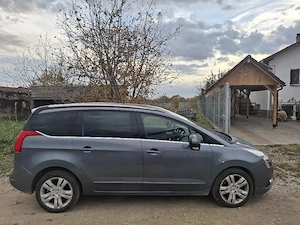 Peugeot 5008 din 2011 - imagine 2