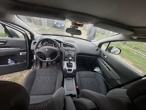 Peugeot 5008 din 2011 - imagine 3