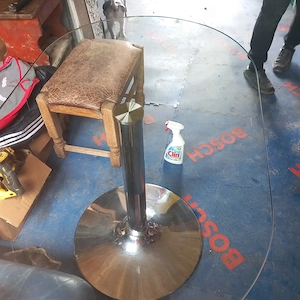 Masa de sticla cu picior de inox si patru scaune tapitate culoare verde