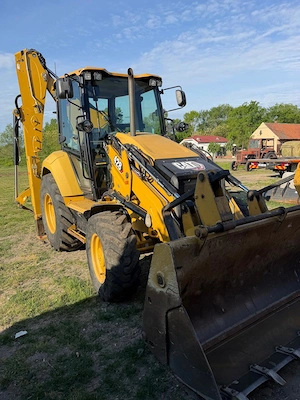 Vând buldoexcavator Caterpillar 428, achiziționat nou prin Bergerat Monnoyeur 