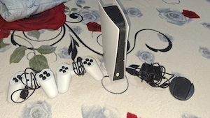 e un fel de PS dar e diferit are două console cablu de încărcare și mufe care să le conectezi la tel