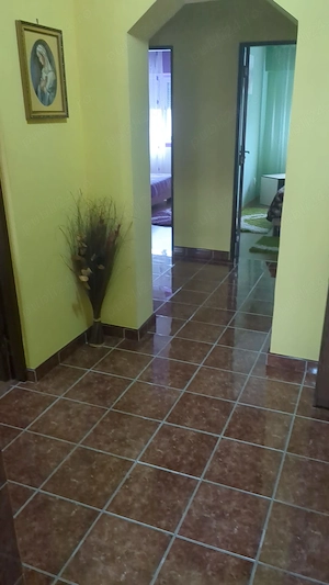 Proprietar vind apartament cu trei camere 