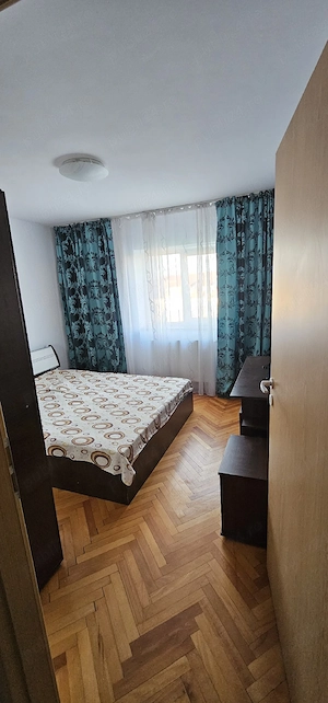 Inchiriez ap. 2 camere decomandat, complet mobilat si utilat, situat intr-un bloc izolat termic - imagine 2