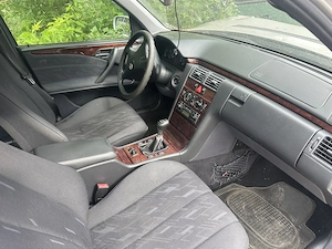 Vând pentru piese, motorul și cutia funcționează perfect  - imagine 3