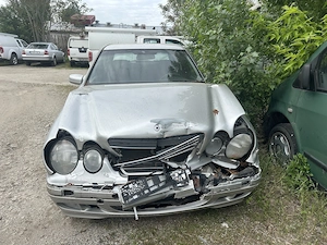 Vând pentru piese, motorul și cutia funcționează perfect  - imagine 5