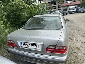 Vând pentru piese, motorul și cutia funcționează perfect  - imagine 2
