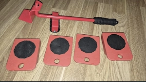 Set de 5 piese roșii negre pentru mutarea mobilei, cu role pentru o manevrare ușoară. 