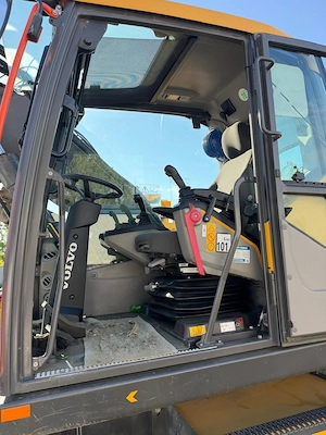 Vând excavator pe roți Volvo EW180E, achiziționat nou prin Ascendum Baumaschinen Austria în 2021. 44 - imagine 5
