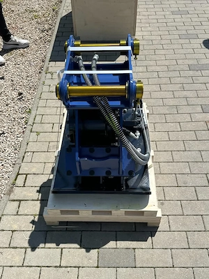 Placa compactoare   vibranta hidraulica Werner HC04 pentru buldoexcavator - imagine 3