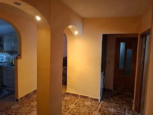 Apartament cu 4 camere zona Scoala 8 etaj 3 - imagine 3
