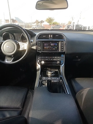 Jaguar XE achizitionata de noua din reprezentanta Jaguar prima inmatriculare 2019  variante-schimb  - imagine 7