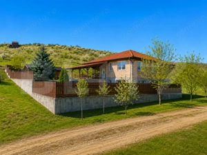 Casa la rosu de vânzare in Livezeni