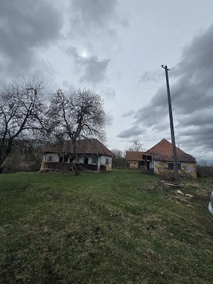 Vând proprietate rustică cu 2 case si teren generos, zonă retrasă, priveliște superbă