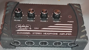 - CAD HA4 este un amplificator stereo compact pentru căști, cu patru canale și controale individuale