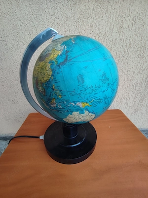 Glob luminos geopolitic anii '90 