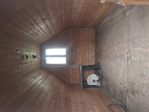 Vind cabană din lemn la exterior dublata la interior cu lambriu din lemn, acoperita cu țiglă .