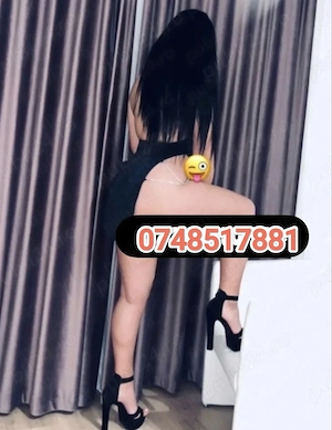 Bruneta cu forme 100% reala