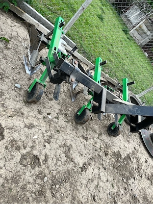 vand tractor 50 cp si masina dat pamant cartofi  - imagine 4