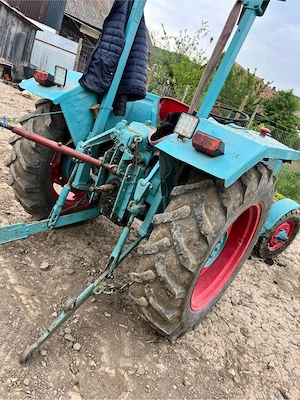 vand tractor 50 cp si masina dat pamant cartofi 