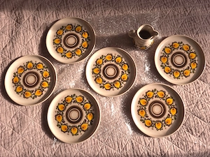 Set de sase farfurii si un ulcior cu model artizanal