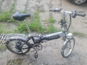 Bicicleta electrica cu acceleratie pliabila