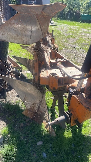 Tractor SAME laser 100 cu încărcător și plug Huard cu trei brazde - imagine 2