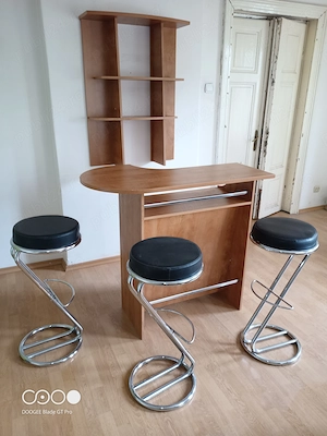Bar și trei scaune de bar 