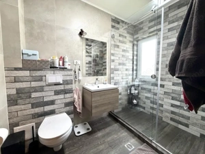 Duplex despartit prin garaj, 5 camere, 137 mp utili - Dumbravita - imagine 11