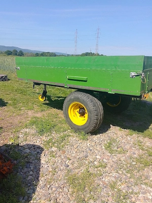 Remorcă agricolă pe o axă 